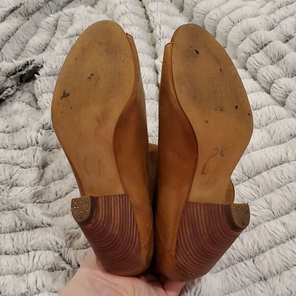 Beautiful light tan open toe BCBG booties - Picture 3 of 7